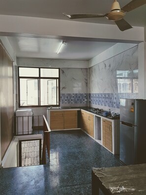 冷蔵庫、電子レンジ、コンロ、調理器具と食器