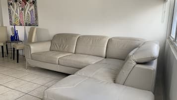 Flachbildfernseher, DVD-Player, Stereoanlage