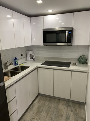 Kjøleskap, mikrobølgeovn, kokeplater og brødrister