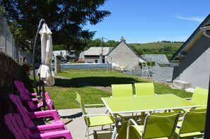 Outdoor dining - Comfortable cottages in Auvergne 4-6 people (Espinchal)