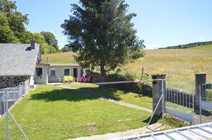 Property grounds - Comfortable cottages in Auvergne 4-6 people (Espinchal)