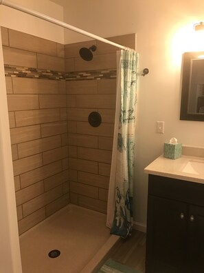 Combined shower/bathtub, hair dryer, towels, soap - Your home away from home! The Branson Country B&B in Hermann,Mo (Hermann)