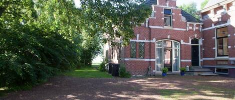 المنشأة من الخارج