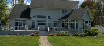 Créez vos souvenirs de famille dans notre maison nautique au bord d'un lac!