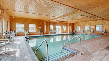 Een binnenzwembad en een verwarmd zwembad