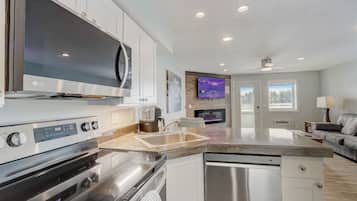 Réfrigérateur, micro-ondes, four, plaque de cuisson