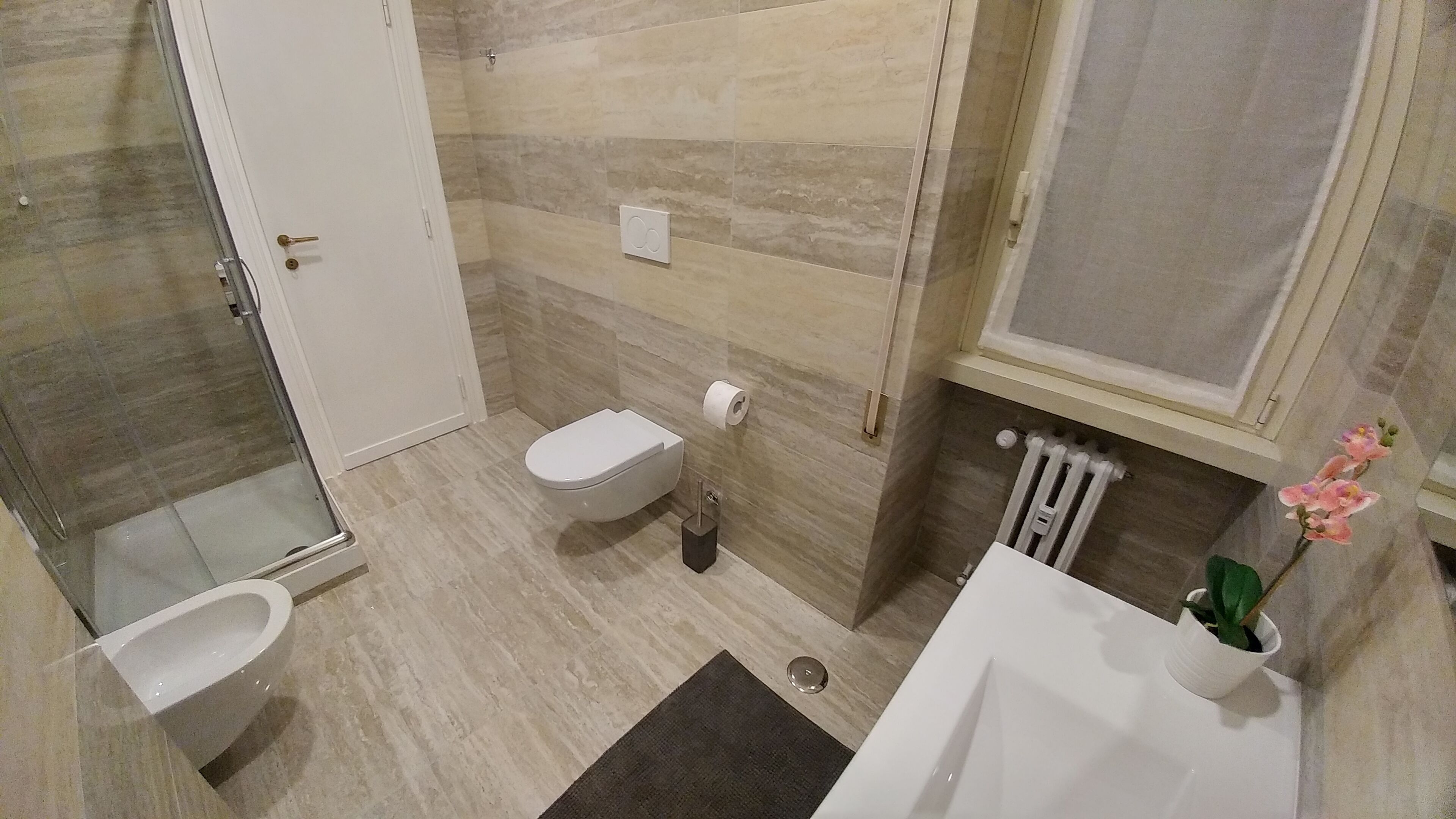 Un baño con ducha, inodoro y lavamanos.