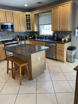 Fridge, microwave, oven, stovetop - Lady Luck: Next to Beach  & bike path and boardwalk! (Atlantic City)