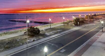 Lady Luck: Next to Beach & bike path and boardwalk!