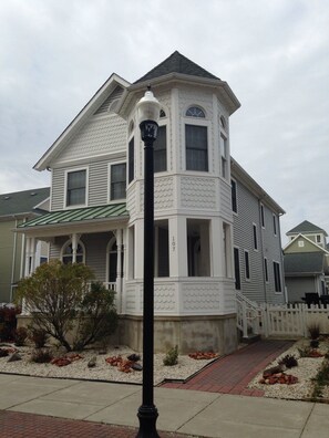 Exterior - Lady Luck: Next to Beach  & bike path and boardwalk! (Atlantic City)