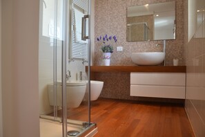 Chuveiro/banheira combinados, secador de cabelo, bidê, toalhas de banho