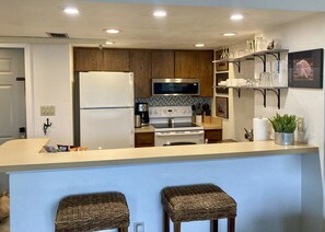 Geladeira, micro-ondas, fogão, cooktop