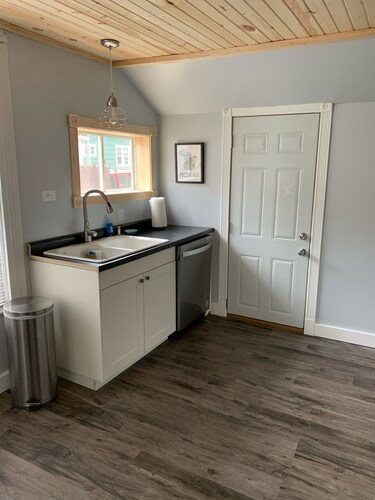 Quiet, Spacious Apt in the Heart of Marquette!