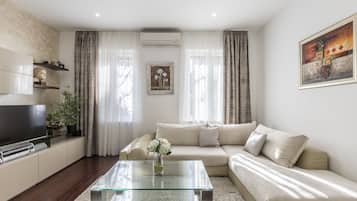 Televisión, chimenea, reproductor de DVD y estéreo