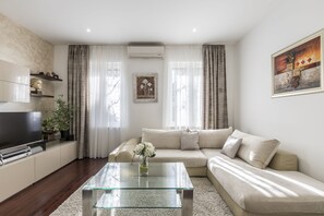 TV, fireplace, DVD player, stereo - Apartman Varos in the center with private parking (Split)