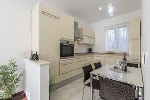 Fridge, microwave, oven, stovetop - Apartman Varos in the center with private parking (Split)