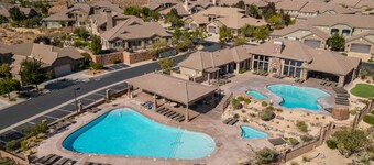 St George near Zion, 3BR, sleeps 10, steps to 2 pools/hot tubs, playground, pond