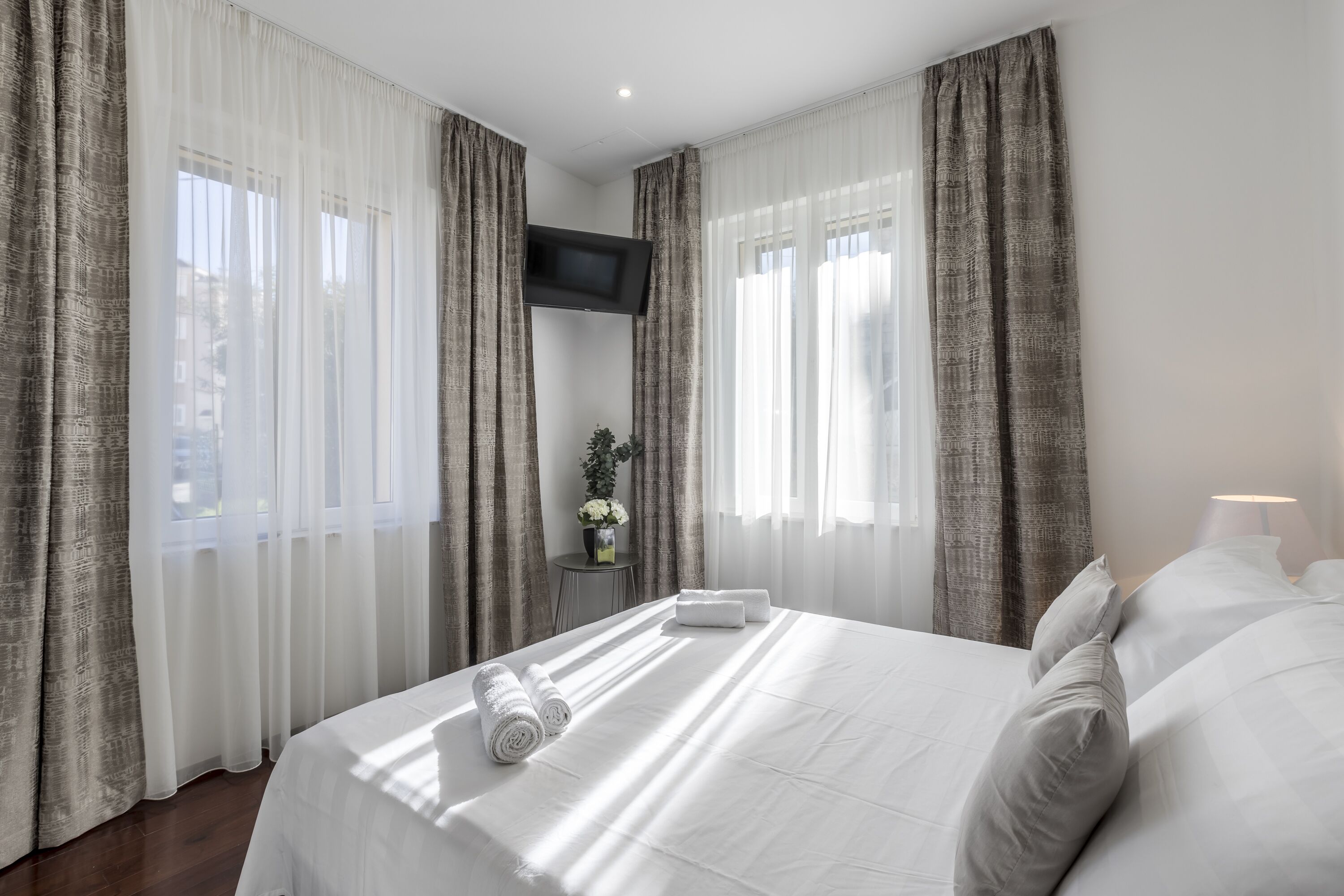 2 habitaciones, tabla de planchar con plancha y acceso a internet 