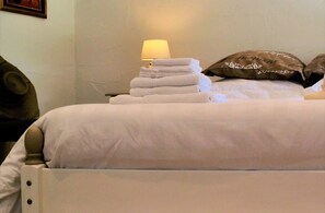 5 bedrooms, in-room safe, iron/ironing board, travel crib - Cottage in the heart of Périgord near Brantôme, Angoulême, Périgueux  (CHERVAL)