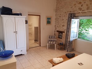5 bedrooms, in-room safe, iron/ironing board, travel cot