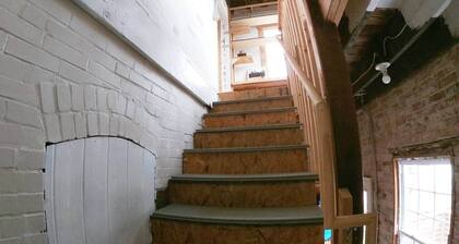 Bright 2nd-Floor Flat on The Hill/SW Gardens Dist.