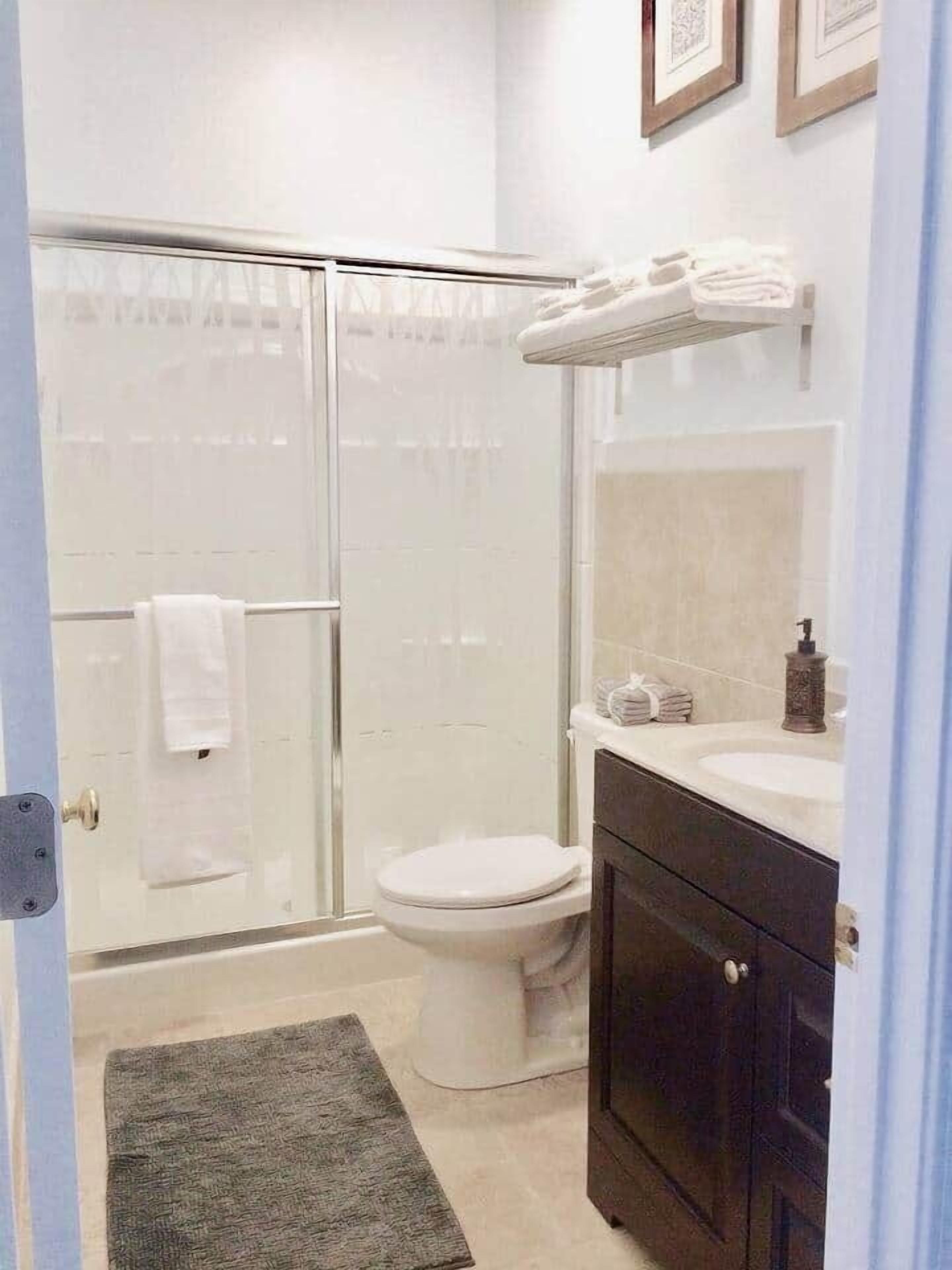 Douche, sèche-cheveux, serviettes fournies, savon