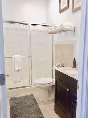 Douche, sèche-cheveux, serviettes fournies, savon