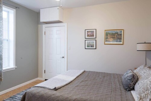 Bright 2nd-Floor Flat on The Hill/SW Gardens Dist.