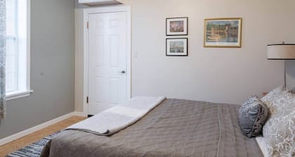 Bright 2nd-Floor Flat on The Hill/SW Gardens Dist.
