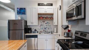 Coffee/tea maker, fridge, microwave, oven