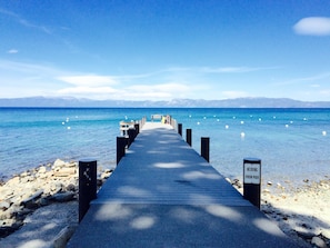 Plage, chaises longues, serviettes de plage