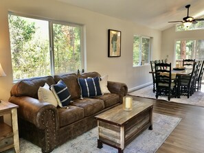 Smart-TV, DVD-spiller, bøker og musikkbibliotek