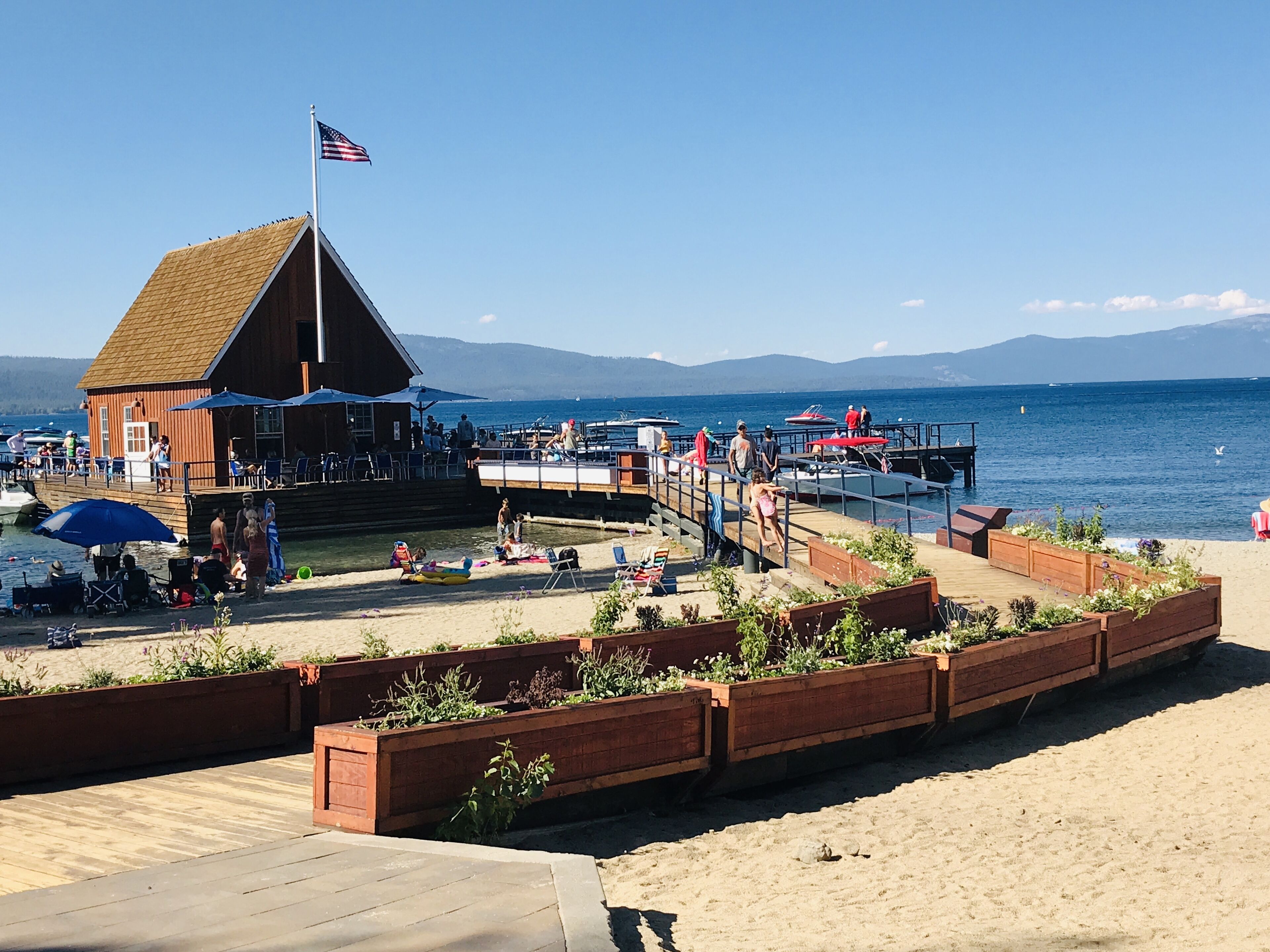 En la playa, camastros y toallas de playa 