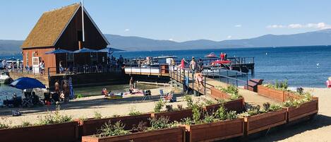 En la playa, camastros y toallas de playa