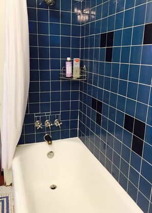 Combined shower/tub, hair dryer, towels, soap - Walk to TCU from University House (Fort Worth)