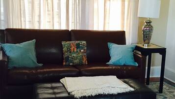 TV connectée, lecteur de DVD, livres