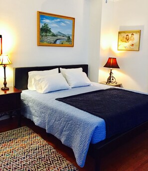 2 bedrooms, desk, iron/ironing board, WiFi - Walk to TCU from University House (Fort Worth)