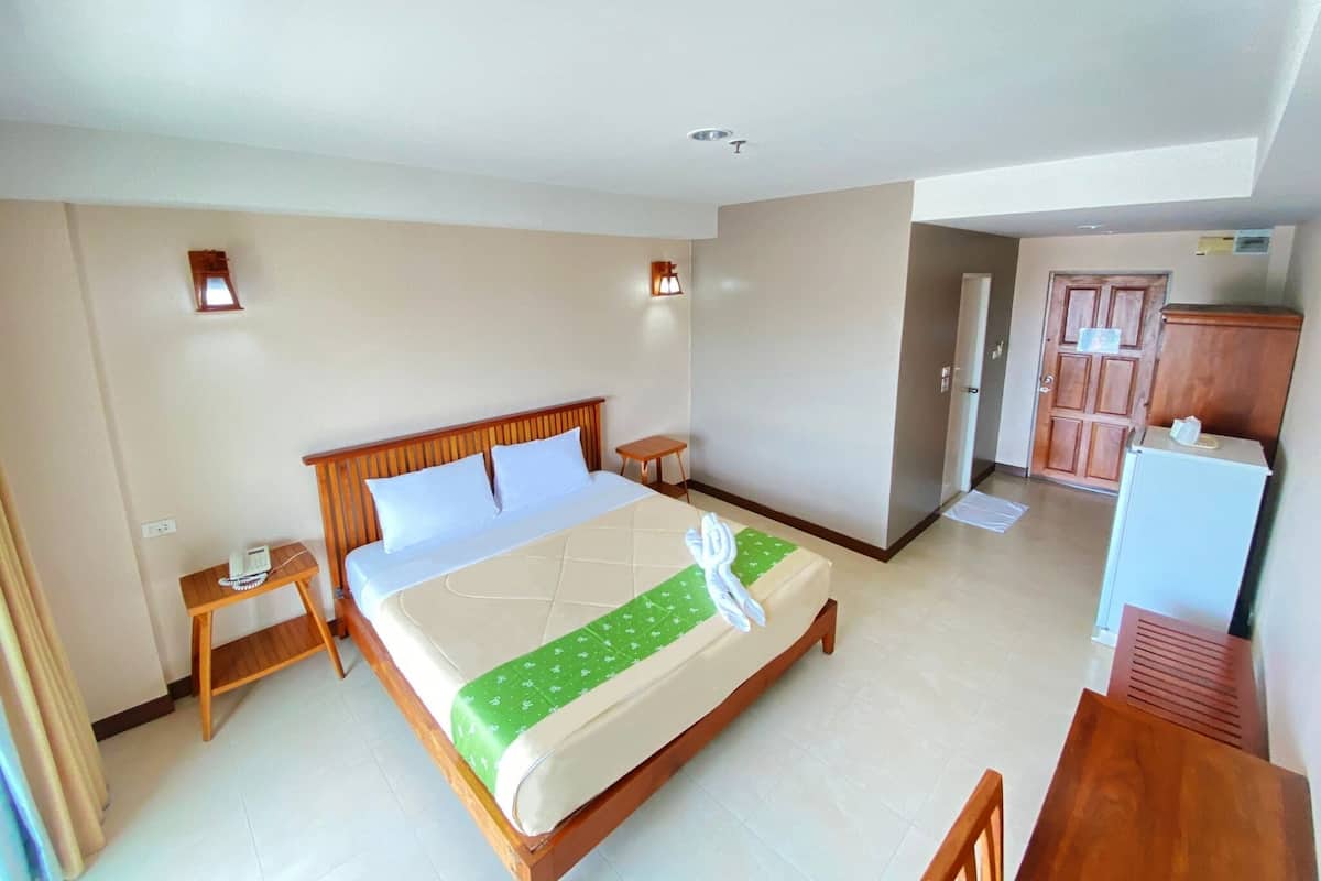 Standard Double Room | Desk, soundproofing, free WiFi, bed sheets