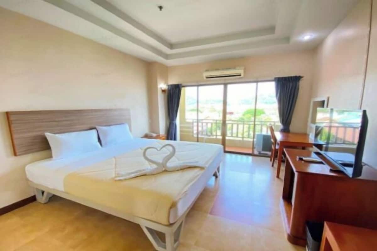 Desk, rollaway beds, free WiFi