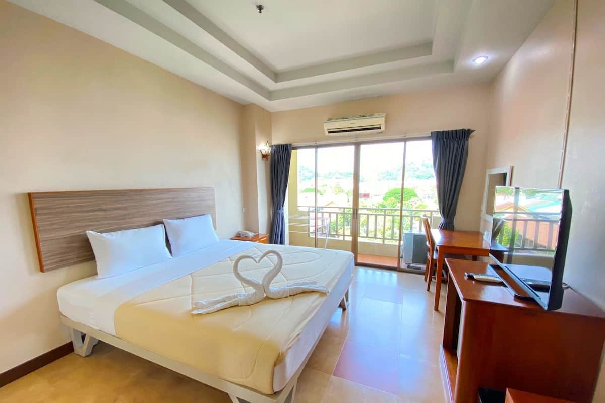 Desk, rollaway beds, free WiFi