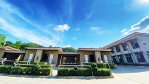 A modern building with a flat roof and a large entrance. - MaiHom Villa (Nakhon Sawan)