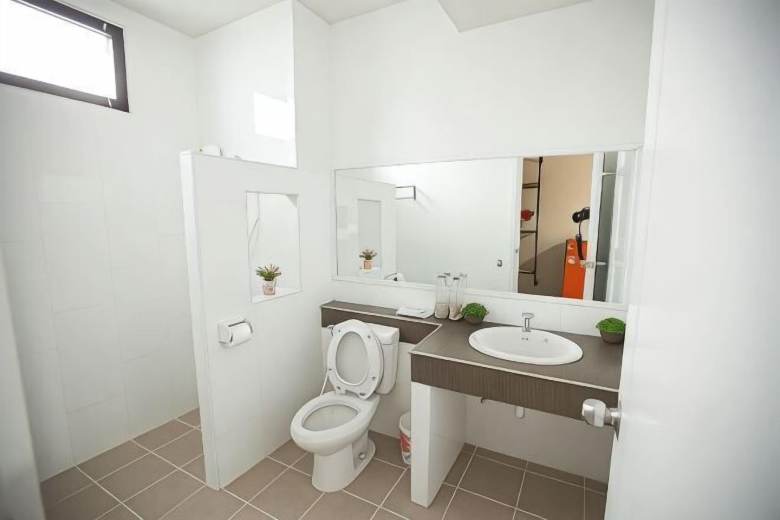 Badkamer | Een douche, gratis toiletartikelen, handdoeken