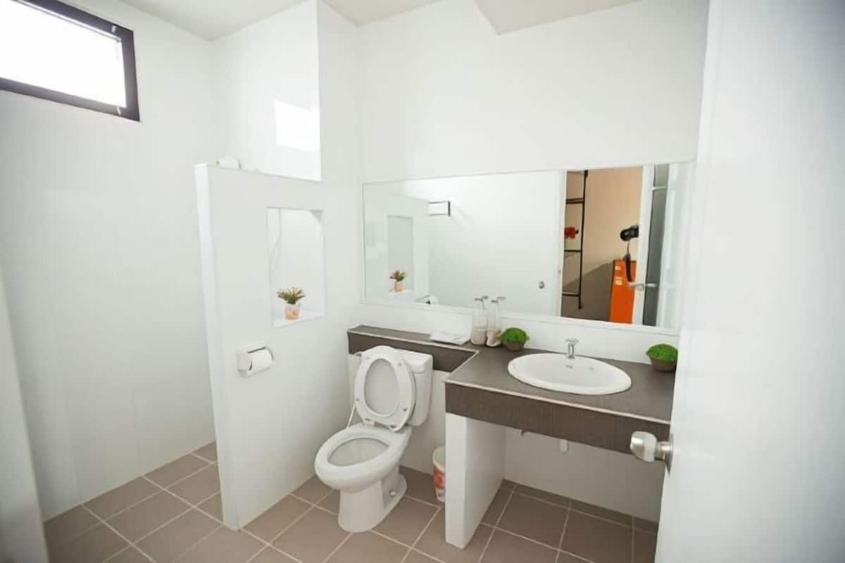 Baño | Regadera, amenidades de baño gratuitas, toallas