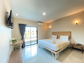 Quarto casal clássico | Escrivaninha, cortinas blackout, Wi-Fi de cortesia, roupa de cama