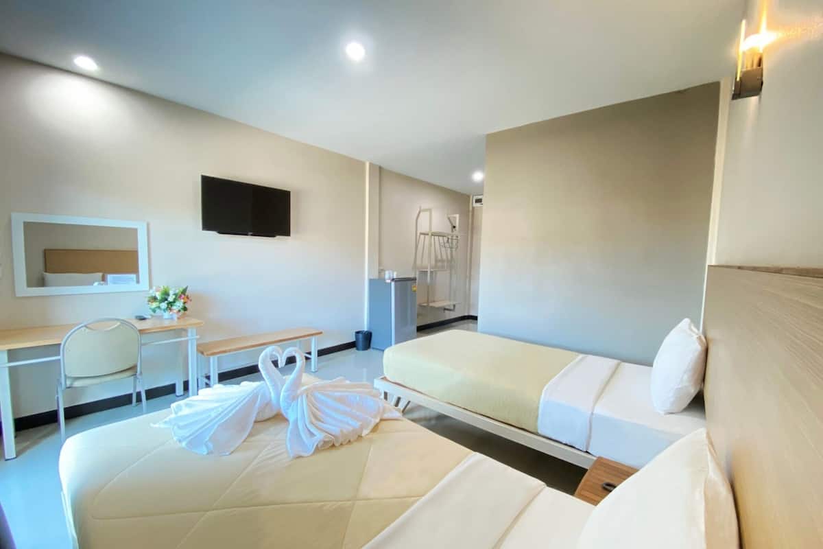 Habitación clásica con 1 cama matrimonial o 2 individuales | Escritorio, cortinas blackout, wifi gratis y ropa de cama