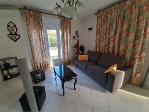 TV - House with garden. Beautiful self-contained flat in villa in the countryside (Giuncaggio)