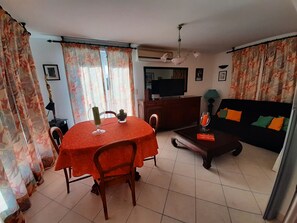 Interior - House with garden. Beautiful self-contained flat in villa in the countryside (Giuncaggio)