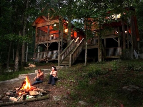 Discount September 28-30! Luxury River House, hot tub, kayaks, fire pit, dogs OK