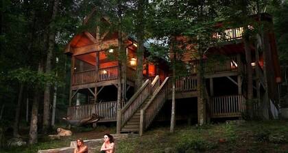 Discount September 28-30! Luxury River House, hot tub, kayaks, fire pit, dogs OK