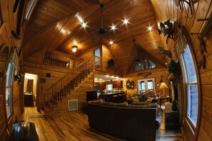 Smart TV, fireplace, DVD player, books - Discount June 21-28! Luxury River House, hot tub, kayaks, fire pit, dogs OK (Demorest)
